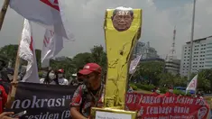 Barisan Relawan Jokowi Presiden 2014 (Bara JP) menggelar aksi damai di depan Istana Negara, Jakarta, (30/9/14). (Liputan6.com/Faizal Fanani)