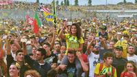 Pendukung Valentino Rossi memadati Sirkuit Misano, Minggu (13/9/2015). (AFP Photo/Vincenzo Pinto)