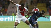 Monaco's Anthony Martial (L) challenges Paris St Germain's Serge Aurier during their Ligue 1 soccer match at Louis II stadium in Monaco August 30, 2015. REUTERS/Eric Gaillard