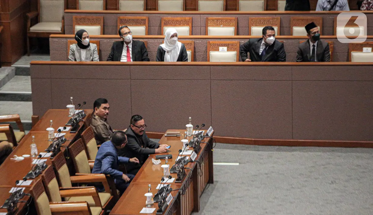 Rapat Paripurna ke-15 masa persidangan III tahun 2022-2023 dalam penyampaian laporan hasil uji kelayakan dan kepatutan Calon Anggota KPI periode 2022-2025 di Kompleks Parlemen, Senayan, Jakarta, Selasa (7/2/2023). Rapat Paripurna tersebut mengesahkan calon Anggota Komisi Penyiaran Indonesia (KPI) Periode 2022-2025. (Liputan6.com/Faizal Fanani)
