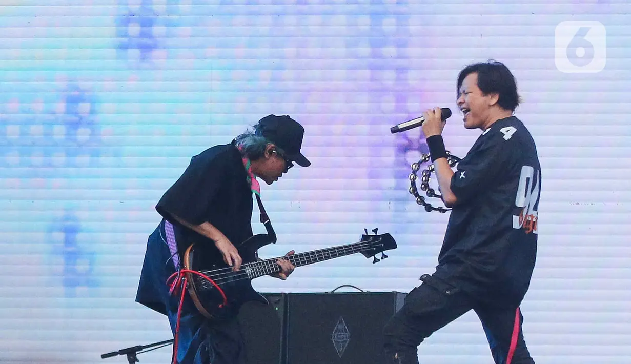 Membuka aksinya, Armand Maulana Cs genjot adrenalin penonton lewat "Melayang." (Liputan6.com/Herman Zakharia)
