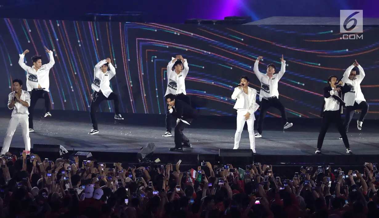 Boy band Korea Selatan, Super Junior tampil pada upacara penutupan Asian Games 2018 di Stadion Gelora Bung Karno, Jakarta, Minggu (2/9). Mereka membawakan tiga lagu hits. (Liputan6.com/Helmi Fithriansyah)