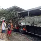Sebuah Bus terbakar di kawasan Mangga Dua. Diduga karena korsleting listrik. (Liputan6.com/Ady Anugrahadi)
