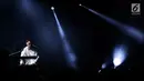 Penampilan grup band asal Los Angeles, LANY dalam konser bertajuk "LANY Malibu Night Tour" di Tennis Indoor Senayan, Jakarta, Rabu (14/8/2019) malam. Trio electro pop yang digawangi Paul Jason Klein, Jake Goss dan Less Priest ini membawakan 16 lagu. (Fimela.com/Bambang E. Ros)