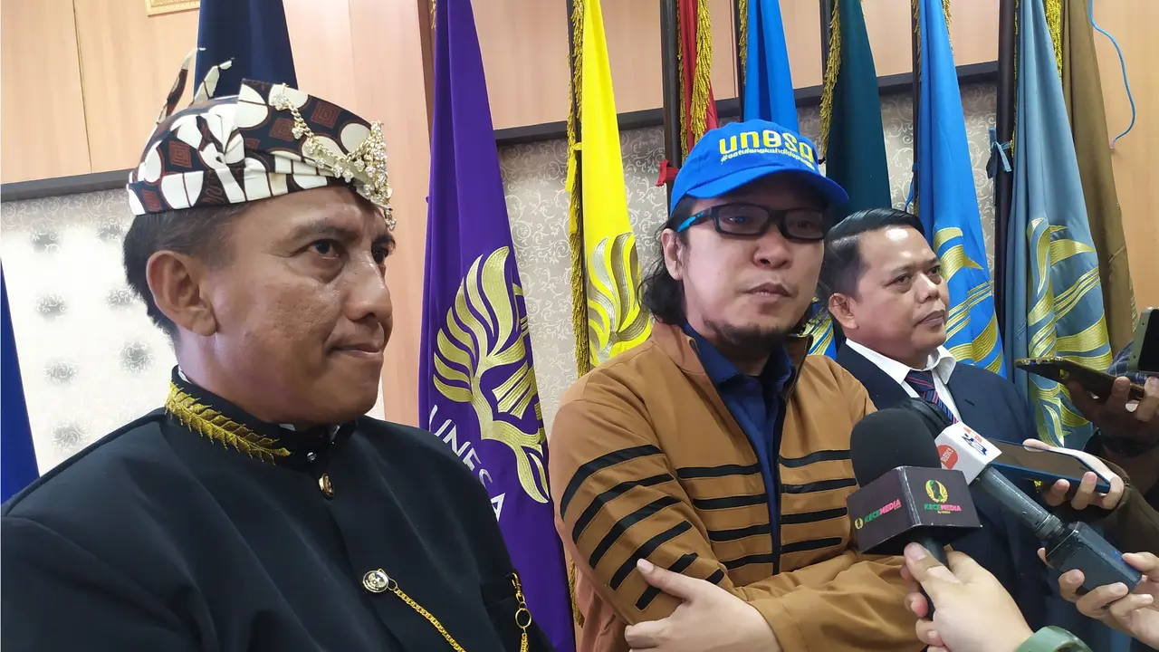 Sabrang Mowo Damar Panuluh atau Noe Letto saat di Unesa. (Dian Kurniawan/Liputan6.com)
