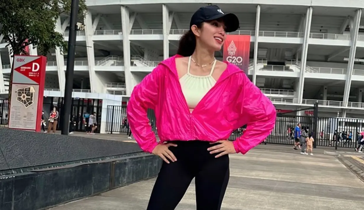 Melalui akun Instagram, wanita kelahiran 13 Juli 1981 ini juga kerap mengunggah momen saat berolahraga. Ia juga sering terlihat ikut jogging di area GBK. (Liputan6.com/IG/@ussypratama)