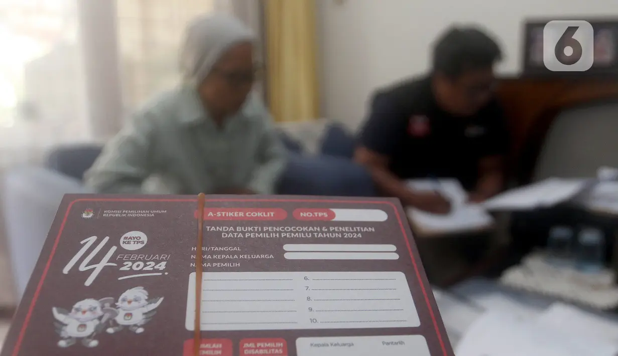 Stiket Komisi Pemilihan Umum (KPU) terlihat saat Petugas Pemutakhiran Data Pemilih (Pantarlih) melakukan pencocokan dan penelitian (coklit) data pemilih untuk Pemilu 2024 di rumah warga di Beki, Depok, Jawa Barat, Minggu  (26/2/2023). KPU di semua wilayah Indonesia melakukan pencocokan dan penelitian (coklit) data pemilih dengan datang dari rumah ke rumah guna mengantisipasi ketidaksesuaian data Pemilu 2024. (merdeka.com/Arie Basuki)