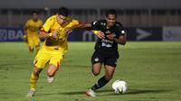 Striker Bhayangkara FC, Ramiro Fergonzi , berebut bola dengan bek Tira Persikabo, Abduh Lestaluhu, pada laga Liga 1 2019 di Stadion Madya, Senayan, Jakarta, Kamis (4/7/2019). Kedua tim bermain imbang 1-1. (Bola.com/Yoppy Renato)