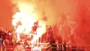 Para Bobotoh menyalakan suar usai menyaksikan pertandingan antara Mitra Kukar melawan Persib di Stadion Aji Imbut, Tenggarong. (Bola.com/Vitalis Yogi Trisna)