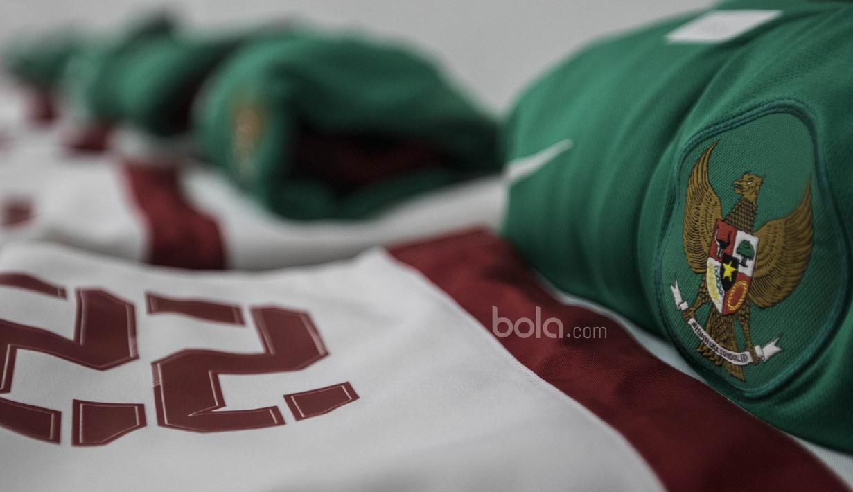 Tidak hanya jersey utama, baju ganti pemain juga telah dipersiapakan agar setelah pertandingan bisa langsung digunakan oleh para pemain. (Bola.com/Vitalis Yogi Trisna)