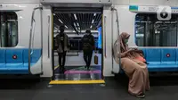 Penumpang menaiki kereta MRT di Stasiun MRT, kawasan Jakarta, Senin (15/2/2021). Selama Pemberlakuan Pembatasan Kegiatan Masyarakat (PPKM) Berbasis Mikro mulai 11 Februari 2021 jadwal operasional MRT mengalami penyesuaian. (Liputan6.com/Johan Tallo)