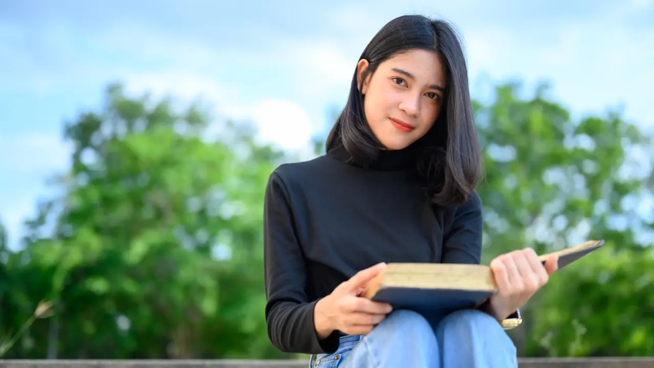tersenyum cantik manis kalem santai