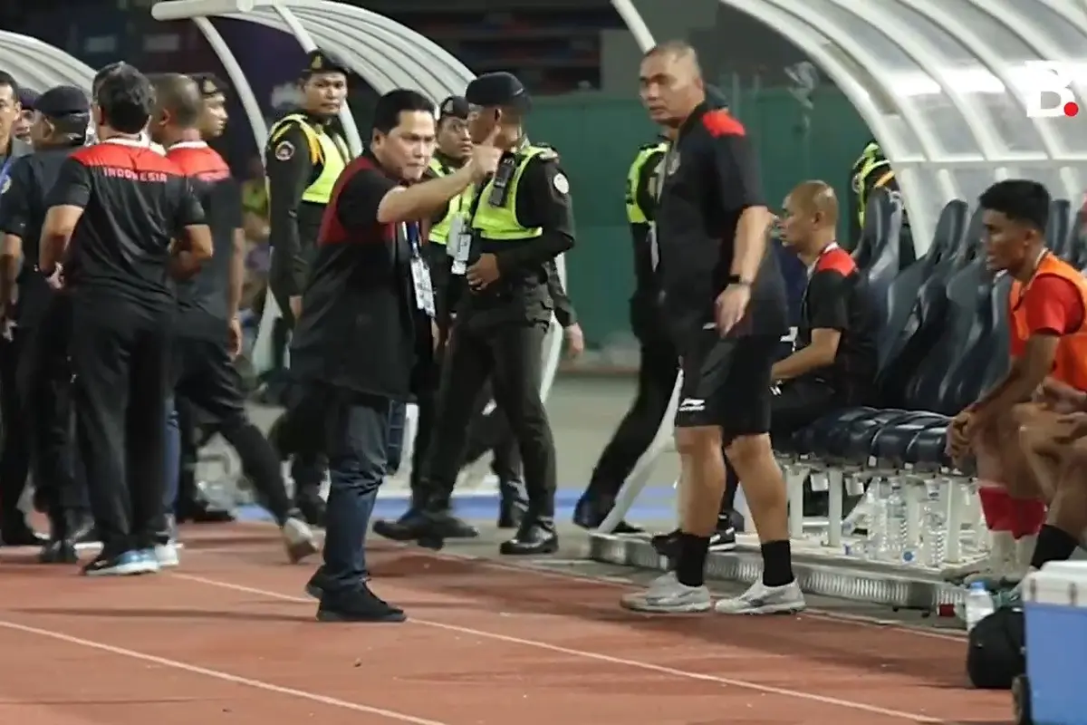 Aksi Ketua Umum PSSI Erick Thohir turun ke lapangan menenangkan pemain dan official Timnas Indonesia saat terjadi kericuhan di laga Final sepak bola SEA Games 2023