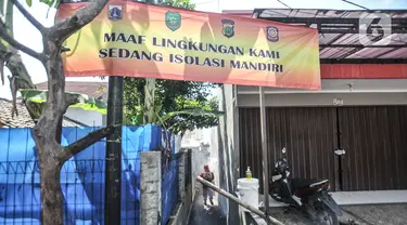 Petugas damkar Kecamatan Cipayung menyemprotkan disinfektan saat sterilisasi wilayah Zona Merah di RT 003/003, Cilangkap, Jakarta, Selasa (25/5/2021). Petugas terus melakukan pencegahan penyebaran Covid-19 di kawasan ini, salah satunya dengan menyemprotkan disinfektan. (merdeka.com/Iqbal S Nugroho)