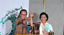 Sharif C Sutardjo dan Susi Pudjiastuti di acara serah terima jabatan Menteri Perikanan dan Kelautan, Jakarta, Rabu (29/10/2014). (Liputan6.com/Panji Diksana)