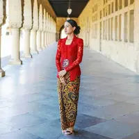 Di hari kelulusannya dari Standford University, Maudy Ayunda kenakan kebaya kutubaru klasik dengan angkin merah marun bersama batik tulis halus rancangan desainer Didiet Maulana. Artis multitalenta ini melengkapi penampilannya dengan kalung dan hiasan rambut warna kuno. (FOTO: Instagram/maudyayunda)