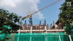 Suasana pembangunan rumah susun terintegrasi dengan sarana transportasi atau 'Transit Oriented Development' (TOD) di samping Stasiun Kereta Api (KA) Tanjung Barat, Jakarta Selatan, Kamis (11/7.2019). (Liputan 6.com/Immanuel Antonius)