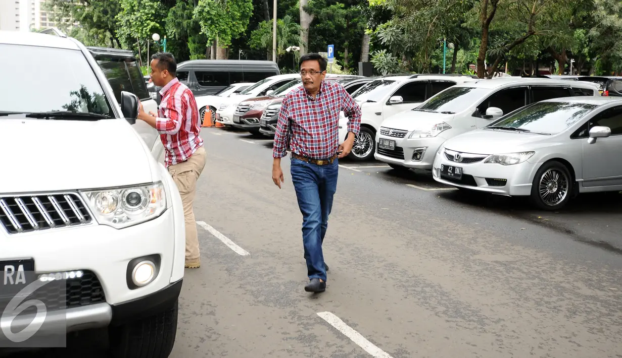 Cawagub DKI Jakarta, Djarot Saiful Hidayat saat tiba di halaman Polda Metro Jaya, Jakarta, Senin (5/12). Djarot diperiksa sebagai saksi kasus penghadangan kegiatan kampanye  pada 25 November 2016 lalu. (Liputan6.com/Helmi Fithriansyah)