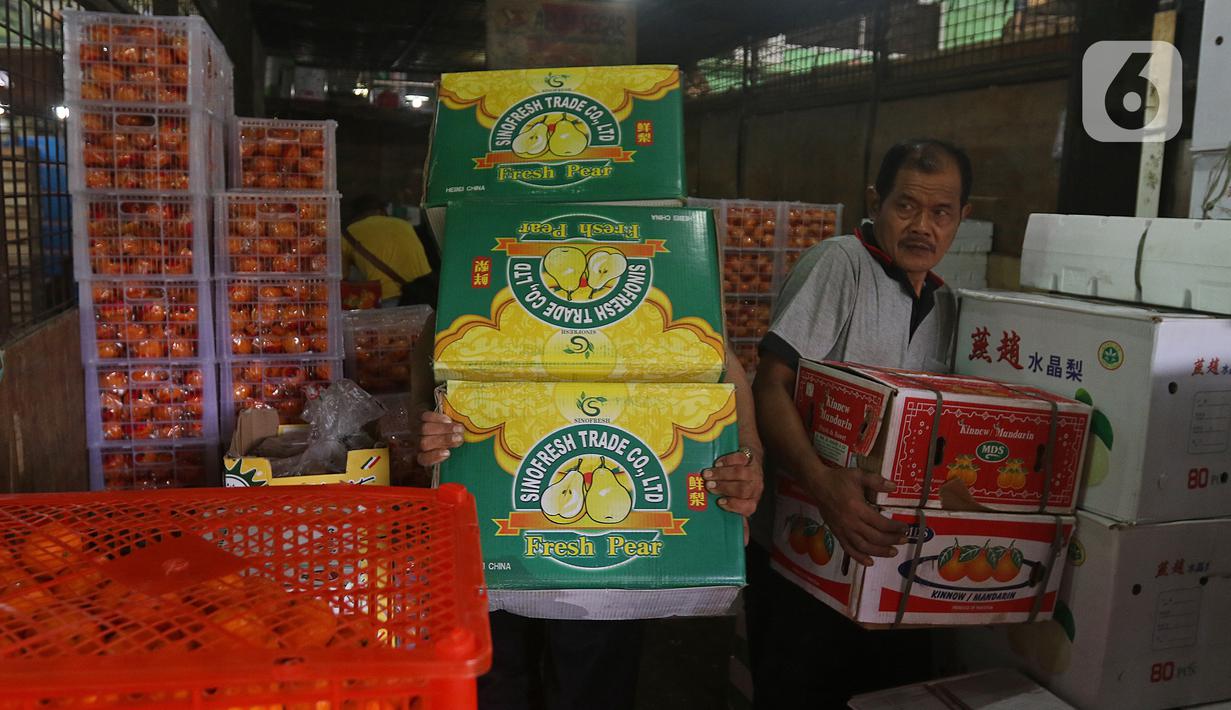 Aktivitas sentra buah di Pasar Induk Kramat Jati, Jakarta, Selasa (28/1/2020). Kementerian Pertanian memperketat pintu masuk impor beberapa jenis makanan termasuk buah-buahan dari daerah atau negara tertentu untuk mengantisipasi dan mencegah penyebaran virus corona. (Liputan6.com/Herman Zakharia)