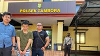 Pelaku kabur membawa kalung emas hasil rampasan. Bersamaan, korban berteriak meminta pertolongan. (Liputan6.com/Ady Anugrahadi)