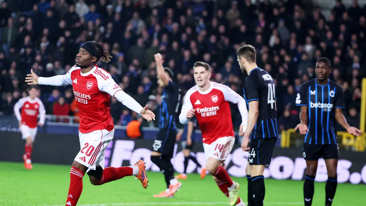Selebrasi Noni Madueke usai mencetak gol kedua Arsenal ke gawang Club Brugge di matchday 6 league phase Liga Champions 2025/2026 di Jan Breydel Stadium, Kamis (11/12/2025) dini hari WIB. (AP Photo/Omar Havana)