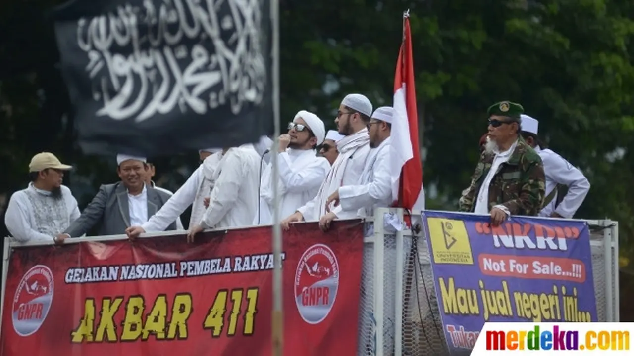 Massa aksi 411 menggelar unjuk rasa di sekitar Istana Kepresidenan Jakarta. (Merdeka.com/Imam Buhori)