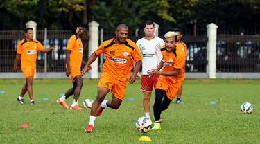 Bek Persipura, Andri Ibo (ketiga kiri) berebut bola dengan Zulham Zamrun saat berlatih di Lapangan C Senayan, Jakarta, Selasa (5/5/2015). Latihan tersebut persiapan jelang AFC 2015 di Bengaluru, India, 12 Mei mendatang. (Liputan6.com/Helmi Fithriansyah)