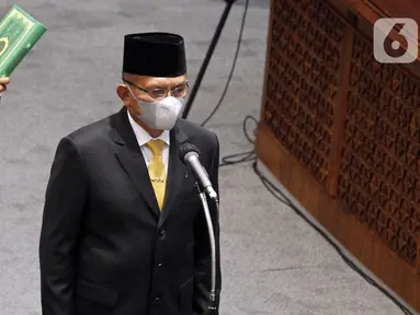 Lodewijk F. Paulus diambil sumpahnya saat dilantik menjadi Wakil Ketua DPR di Ruang Rapat Paripurna, Jakarta, Kamis (30/9/2021). Lodewijk F. Paulus dilantik sebagai Wakil Ketua DPR Bidang Politik dan Keamanan menggantikan Azis Syamsuddin. (Liputan6.com/Johan Tallo)