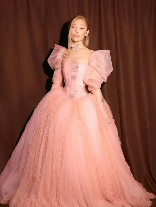 Ariana Grande memikat penonton dengan penampilan yang terinspirasi Glinda, karakter yang ia perankan sendiri dalam film Wicked. [@arianagrande].