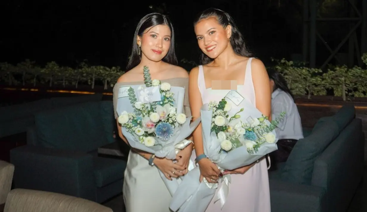 Dalam momen bahagia tersebut, Marsha Aruan dan Michelle tampil kompak dengan dress putih. Keduanya sangat elegan memakai gaun putih klasik sambil berpose memegang buket bunga. Tak lupa senyum menawan dipamerkan ke arah kamera. (Liputan6.com/IG/@aruanmarsha)