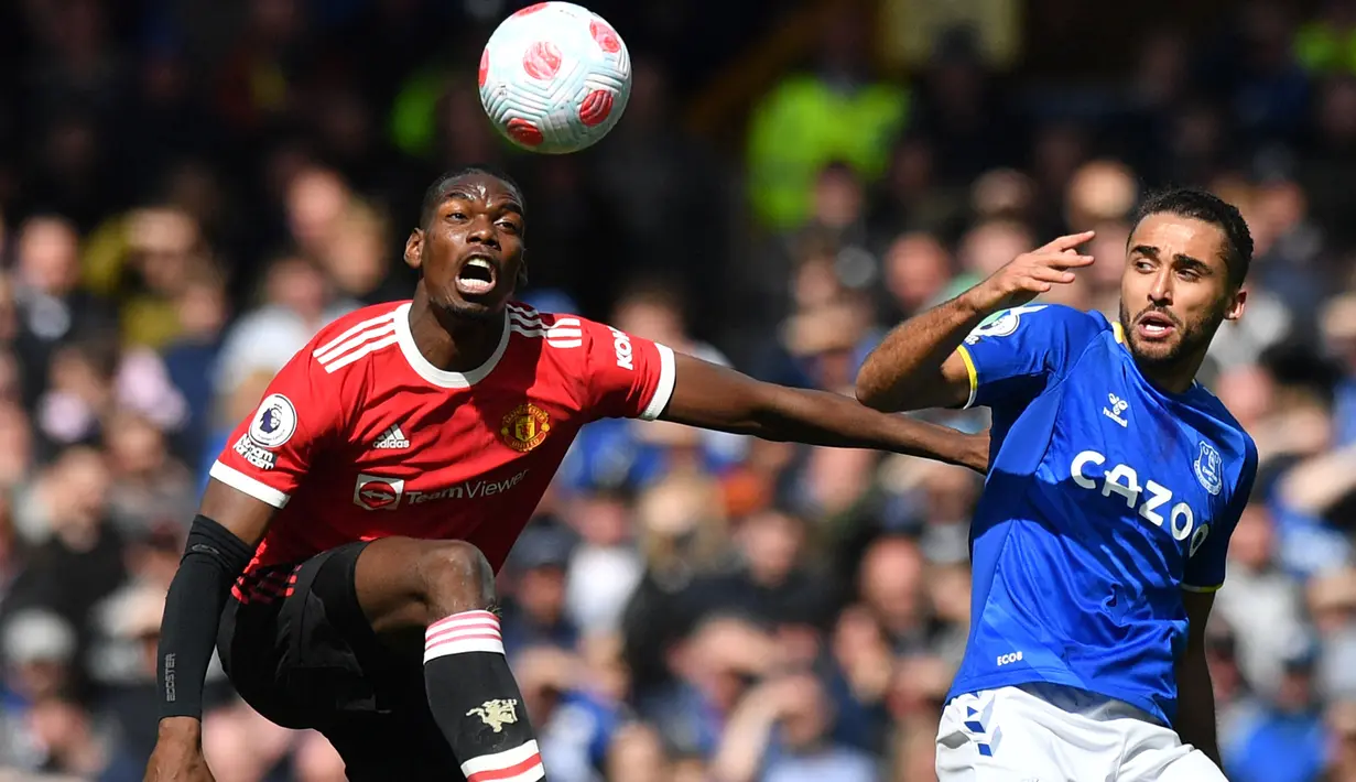 Paul Pogba. Gelandang Prancis berusia 29 tahun yang telah 6 musim memperkuat Manchester United ini akan berakhir kontraknya akhir musim ini. Meski tampil tak sesuai harapan, MU masih berusaha untuk menawarkan kontrak baru yang besarnya melebihi yang didapat Cristiano Ronaldo. (AFP/Anthony Devlin)