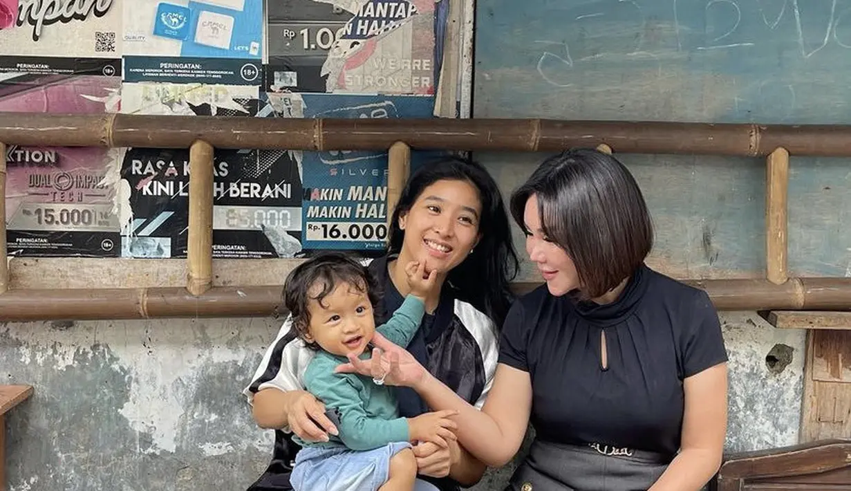 Potret terbaru, Olivia tampil dantai dengan kemeja dan inner kaos hitam dipadukan celana abu-abu. Credit Instagram (@oliviazallianty)