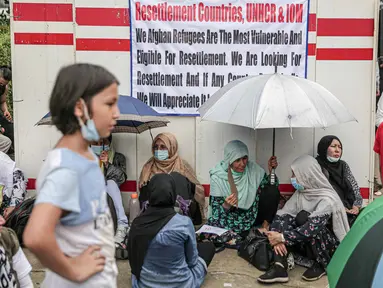 Pengungsi Afghanistan melakukan unjuk rasa di depan Kantor UNHCR, Jakarta, Kamis (31/3/2022). Pengungsi Afghanistan memprotes ketidakpedulian UNHCR dan meminta pejabat terkait meninjau kembali kasus migrasi serta pemukiman kembali mereka. (Liputan6.com/Faizal Fanani)