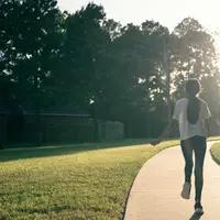 Olahraga jalan kaki. (dok. Unsplash.com/Shiona Das)