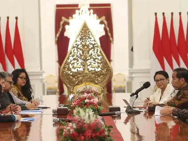 Presiden Joko Widodo berbincang dengan Sekjen ASEAN Dato Paduka Lim Jock Hoi dari Brunei Darussalam beserta Delegasi di Istana Merdeka, Jakarta, Jumat (23/3). Pertemuan membahas pembangunan gedung baru sekretariat ASEAN. (Liputan6.com/Angga Yuniar)