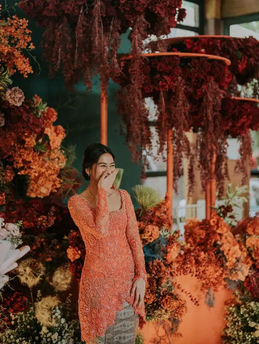 Penampilan Adinda Thomas semakin elegan tanpa kesan berlebihan, dengan gaya rambut yang disanggul ke belakang. Beberapa helai disisakan sebagai poni yang manis. [Foto: Instagram/adindathomas]