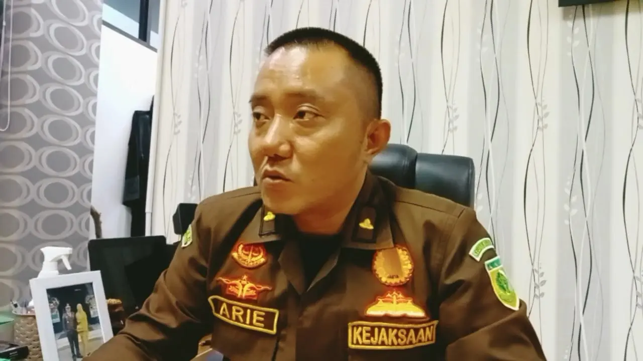 Dadang yang kini dititipkan di rumah tahanan (Rutan) kelas 2 B Garut itu, dijerat Undang-Undang Darurat dengan ancaman hukuman 10 tahun penjara.