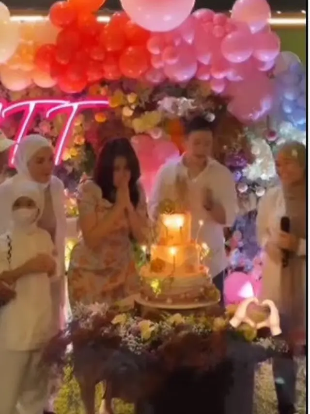 6 Momen Ayu Ting Ting Rayakan Ulang Tahun Bareng Jordi Onsu, Diisukan Dekat