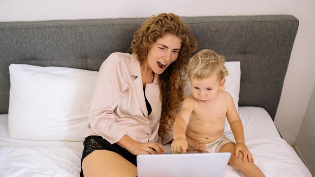 Ilustrasi ibu dan anak laki-lakinya