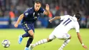 Penyerang Paris Saint-Germain, Angel Di Maria, menghadang penyerang Real Madrid, Eden Hazard, pada laga Liga Champions di Stadion Parc des Princes, Rabu (18/9/2019). PSG menang 3-0 atas Real Madrid. (AP/Francois Mori)