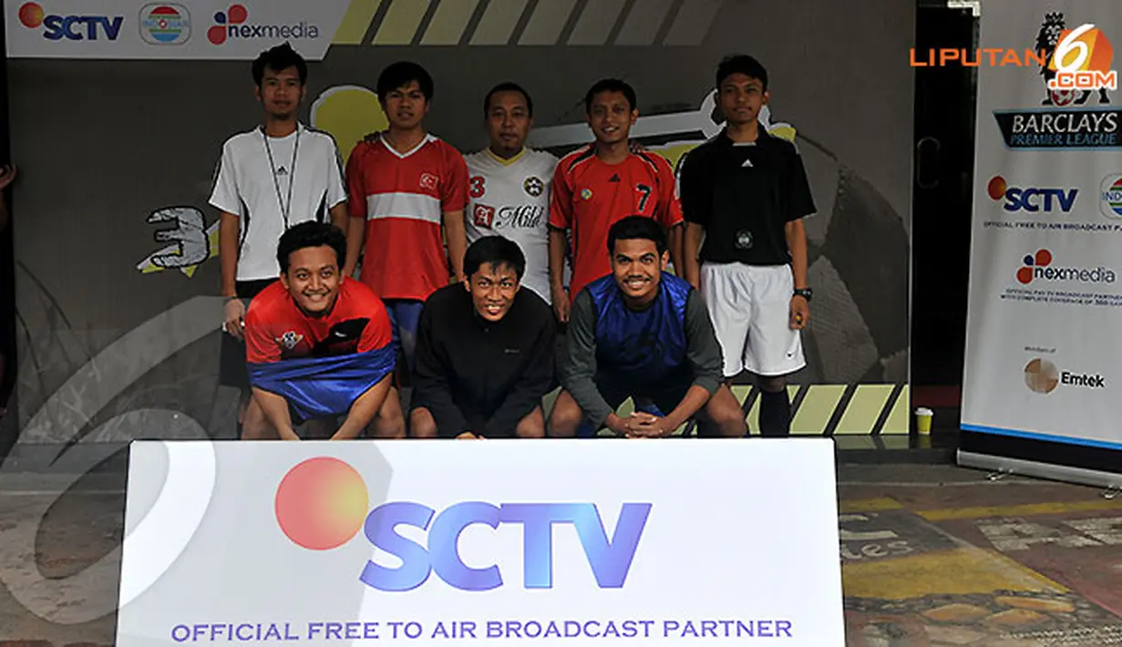 Tim peserta yang mendapatkan kesempatan pertama bertanding melakukan sesi foto bersama para wasit. (Liputan6.com/Abdul Aziz Prastowo)