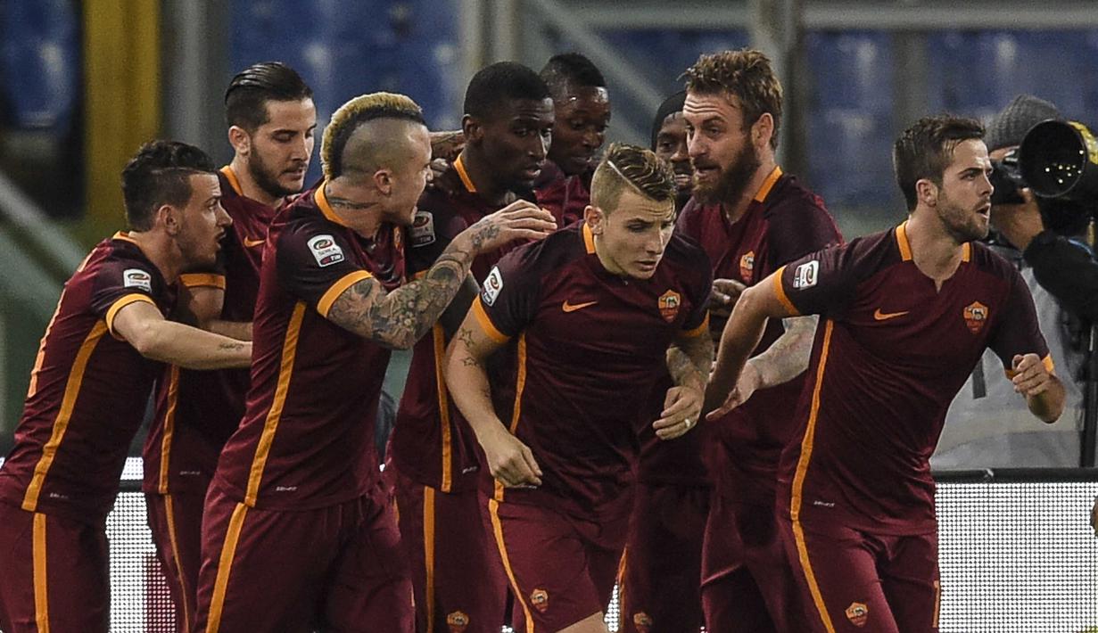 Para Pemain AS Roma merayakan gol Germany Antonio Rudiger pada lanjutan Liga Italia Serie A di Stadion Olympico, Roma, Minggu (10/1/2016) dini hari WIB. (AFP Photo/Andreas Solaro)