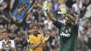 Kiper Juventus, Gianluigi Buffon, menyapa suporter usai melawan Verona pada laga Serie A Italia di Stadion Allianz, Turin, Sabtu (19/5/2018). Laga ini menjadi yang terakhir bagi Buffon setelah 17 tahun membela Juventus. (AFP/Marco Bertorello)