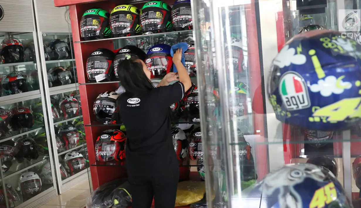 Petugas menata helm yang dijual di Jakarta, Senin (19/6). Banyaknya pemudik sepeda motor menyebabkan penjualan helm selalu meningkat dibanding hari biasa menjelang arus mudik. (Liputan.com/Immanuel Antonius)