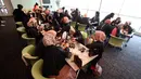 Sejumlah peserta mengikuti Lifestyle Meetup kelas beauty workshop di SCTV Tower, Jakarta, Sabtu (12/8). Acara ini juga dihadiri oleh beauty influencer Tyna Kanna Mirdad. (Liputan6.com/Helmi Afandi)