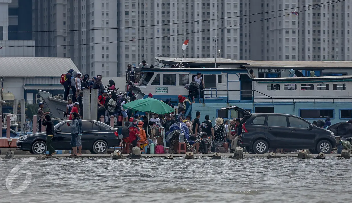 Suasana di Dermaga Muara Angke saat libur panjang, Jakarta, Senin (2/1). Terbakarnya Kapal Zahro membuat Kemenhub akan perketat SOP keselamatan transportasi. (Liputan6.com/Faizal Fanani)