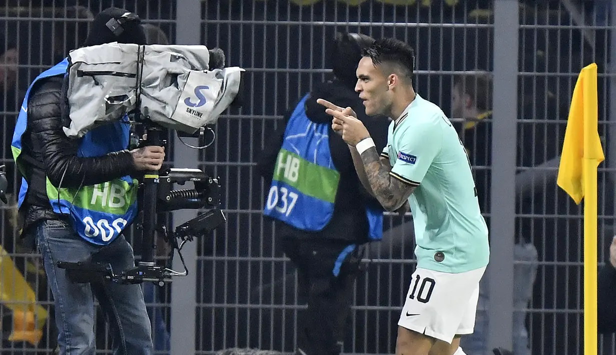 Penyerang Inter Milan, Lautaro Martinez berselebrasi usai mencetak gol ke gawang Borussia Dortmund pada pertandingan lanjutan Grup F Liga Champions di Signal Iduna Park, Jerman (5/11/2019). Dortmund menang tipis 3-2 atas Inter Milan. (AP Photo/Martin Meissner)