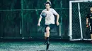 Sebagai aktor tampan yang kerap muncul di layar kaca, Abidzar Al Ghifari merupakan salah satu selebriti yang memiliki banyak pengikut di Instagram. Ia pun kerap dipuji penggemarnya yang banyak dari kalangan kaum hawa saat bermain sepakbola. (Liputan6.com/IG/@abidzar73)
