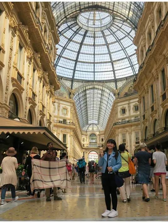 "Astagfirullah aku sm keluarga lg di bandara istanbul dan ini keadaan sekitar 1 jam yang lalu, 3 menit yg lalu kita mendengar suara sesuatu meledak kita gatau itu apa," tulisnya.  (Instagram/amelcarla)