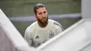 Bek Timnas Spanyol, Sergio Ramos, saat sesi latihan jelang laga UEFA Nations League di Stuttgart, Jerman, Rabu (2/8/2020). Spanyol akan berhadapan dengan Jerman. (AFP/Thomas Kienzle)